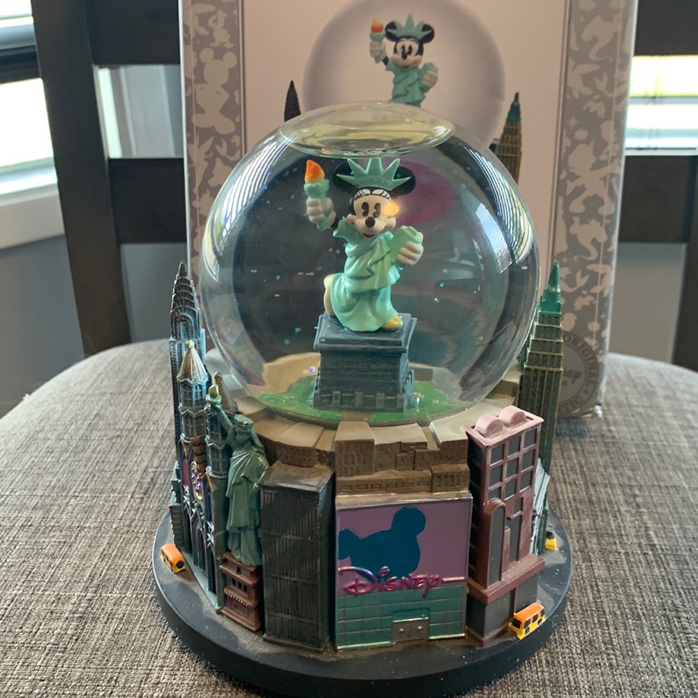 Disney Minnie Mouse Liberty Snow-globe